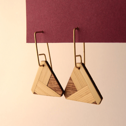 bijoux en paille naturelle non teintée collée sur forme triangulaire en bois brut avec attaches en laiton
